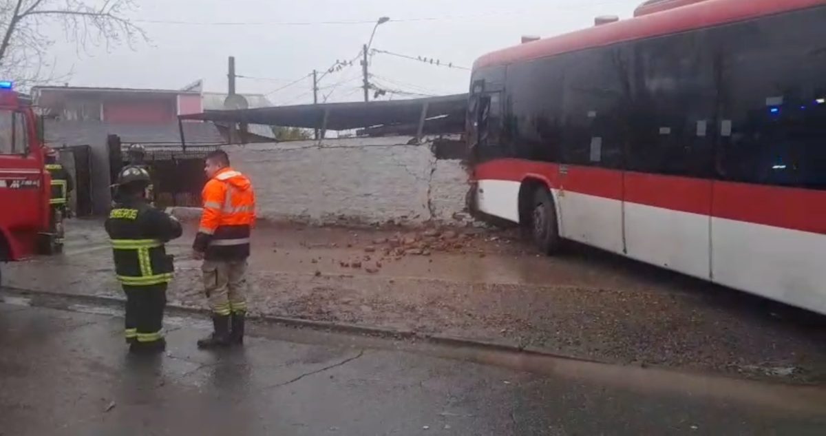 Un herido deja choque de un bus RED con una vivienda en Cerro Navia