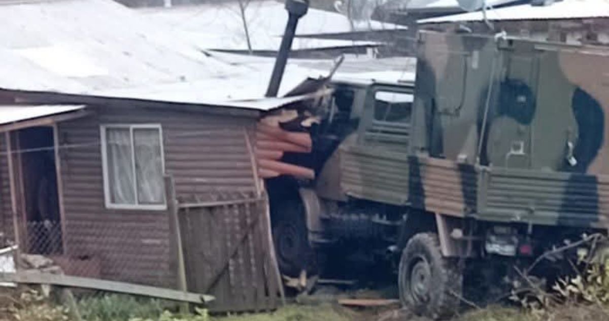 Tres lesionados deja choque de vehículo militar contra vivienda en comuna de Los Lagos