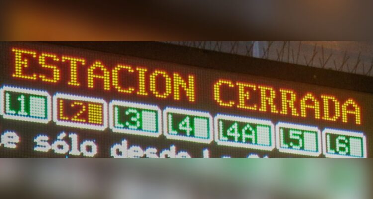 Caos en Línea 2 del Metro: cierran 9 estaciones por dos personas en las vías