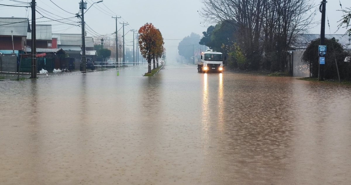 Ordenan evacuar sector Edén Bajo por crecida de Estero El Sauce en Valparaíso