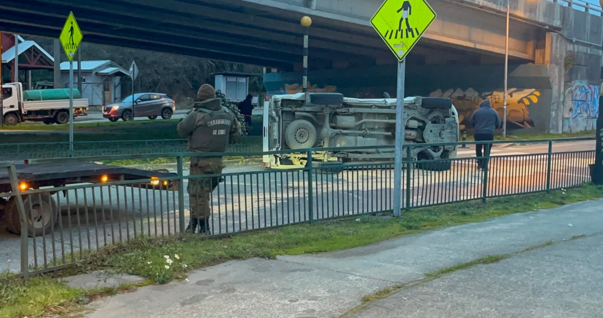 Colisión y posterior volcamiento de vehículo en Puerto Montt