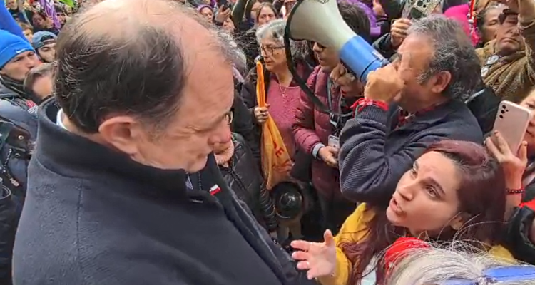 Comités de vivienda protestan por recorte del DS49 y Poduje apunta al gobierno anterior