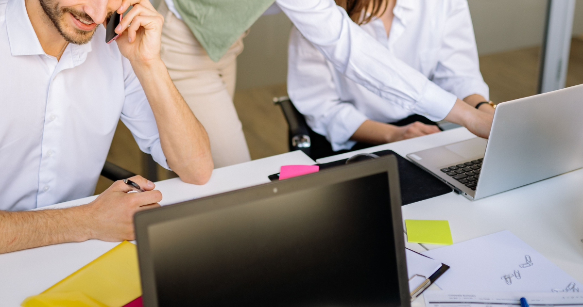 Personas trabajando