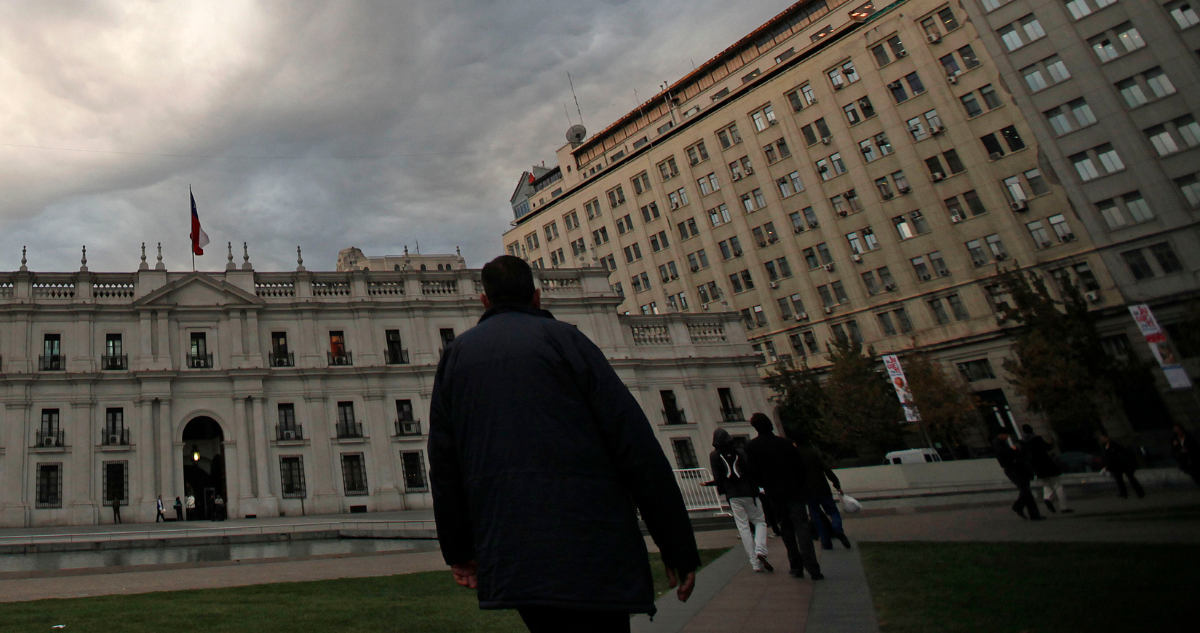 Personas caminando fuera de La Moneda