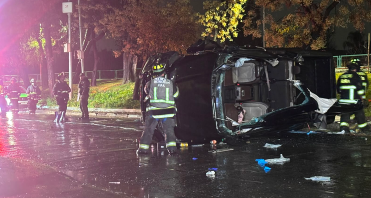 Bomberos rescata a mujer desde su camioneta tras volcamiento en La Reina