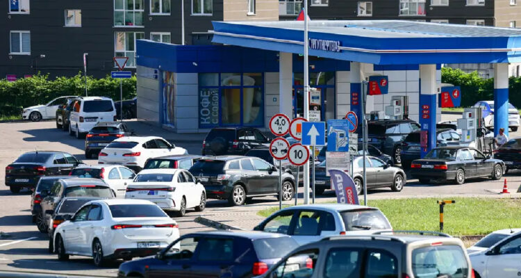 Hasta 36 horas para cargar el estanque: la escasez de combustible que golpea a Rusia