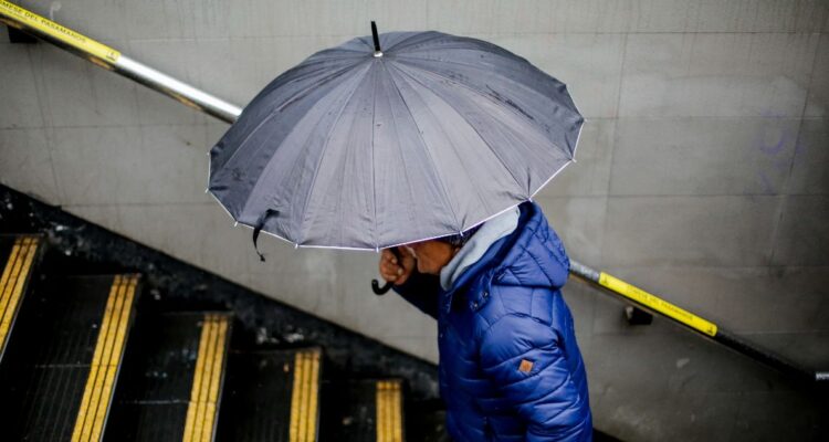 Confirman nuevo sistema frontal para esta semana en la RM: caerían más de 70 mm entre jueves y viernes