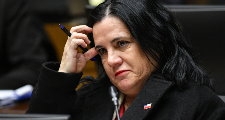 Contraloría concluye que exministra Trinidad Steinert actuó ilegalmente al solicitar datos a la PDI