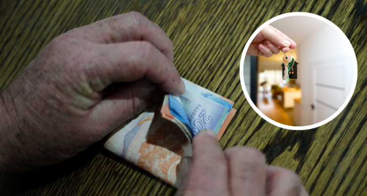 Manos de adulto mayor contando billetes. Foto de llaves con un llavero con forma de casa.