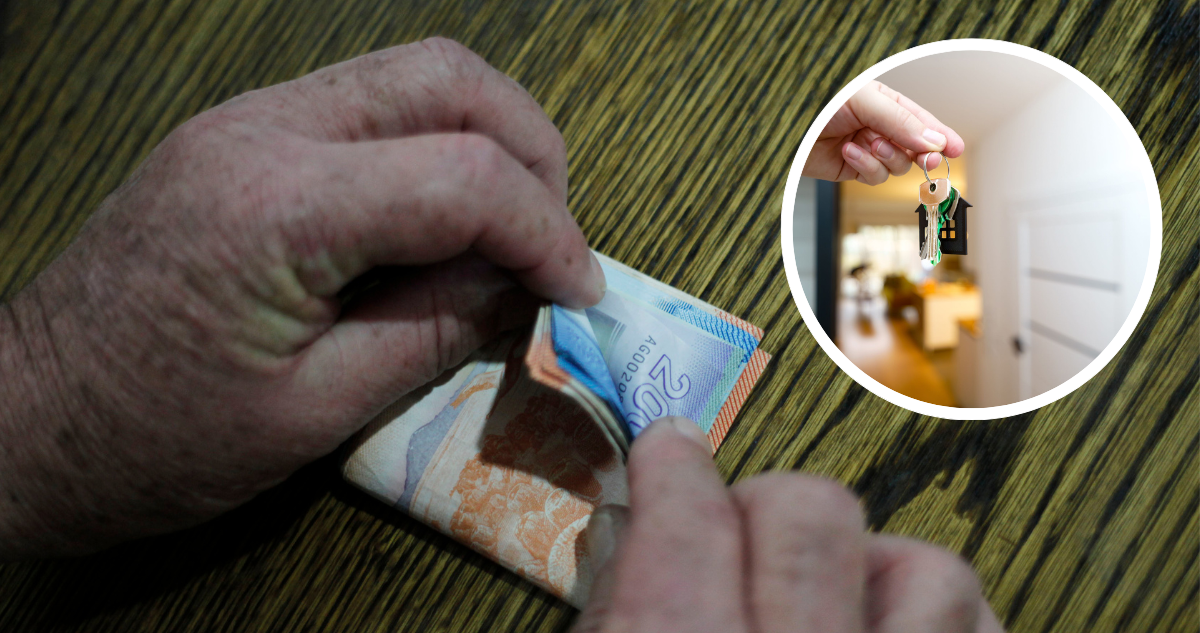 Manos de adulto mayor contando billetes. Foto de llaves con un llavero con forma de casa.