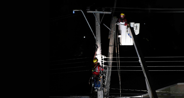 496 mil clientes se mantienen sin luz a lo largo del país: La Araucanía sigue concentrando los casos