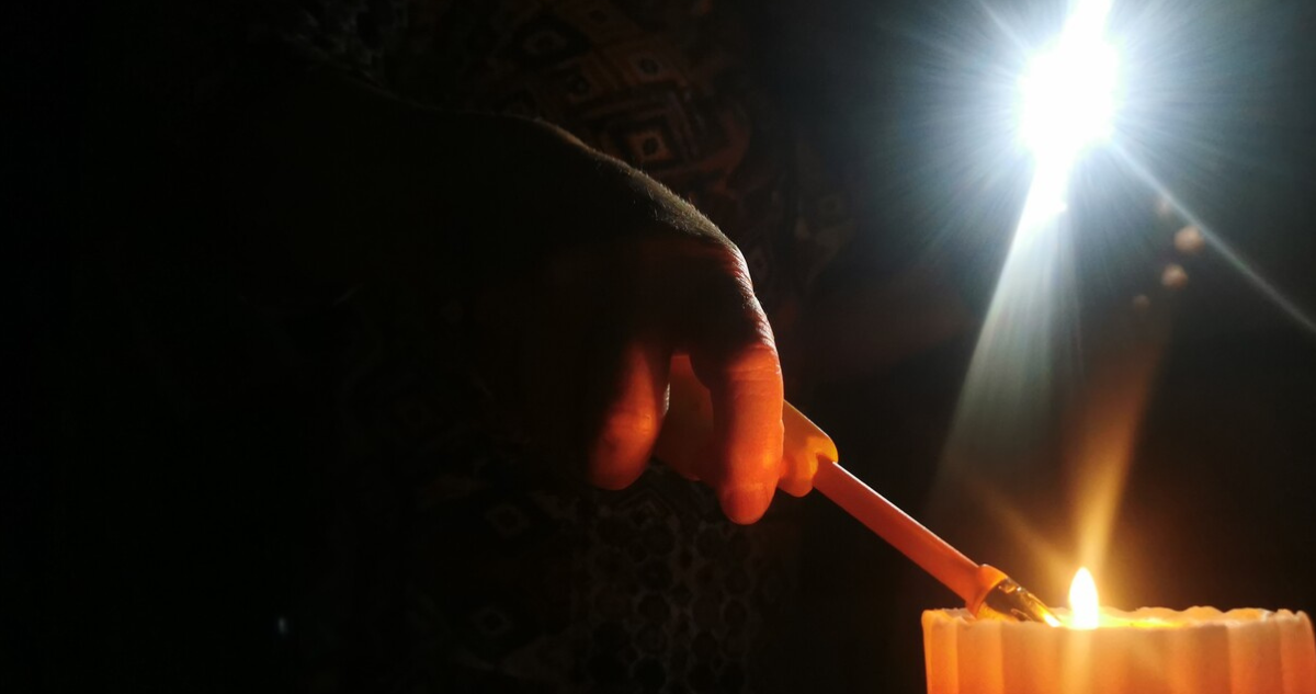 Más de 300 mil hogares permanecen sin luz en Chile ante sistema frontal