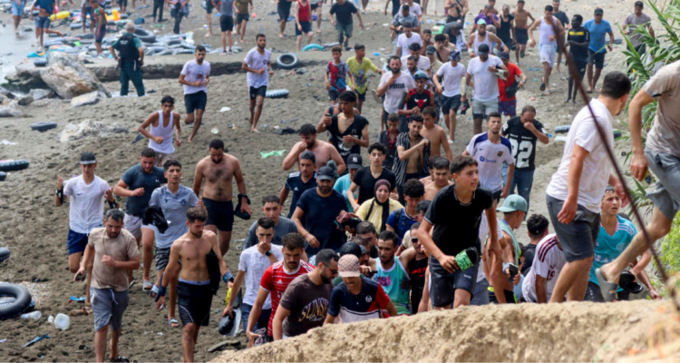 Migrantes intentan cruzar desde Marruecos a Ceuta (España)