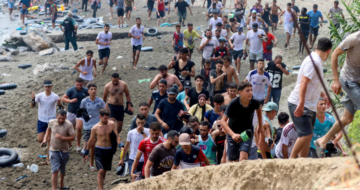 Migrantes intentan cruzar desde Marruecos a Ceuta (España)