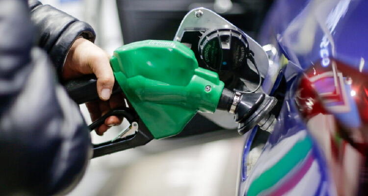 Cuánto le falta a los combustibles para borrar la histórica alza del "bencinazo"