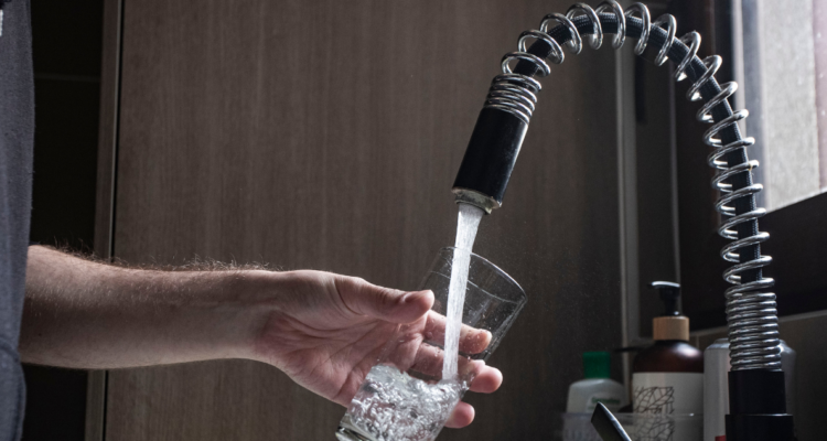 Cuentas de agua tendrán alza en Biobío, Ñuble y O’Higgins en septiembre: ve cuánto subirán y la razón