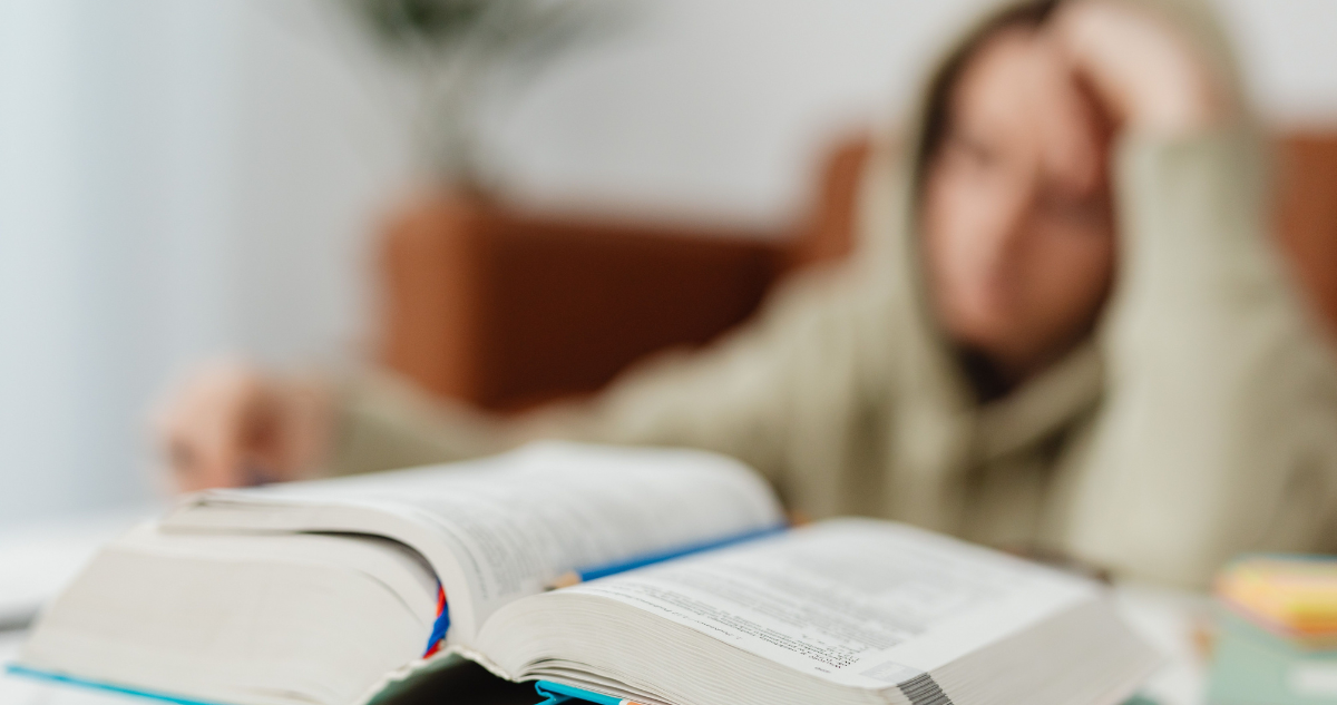 Estudiante y un gran libro