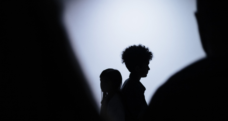 Personas en sombras
