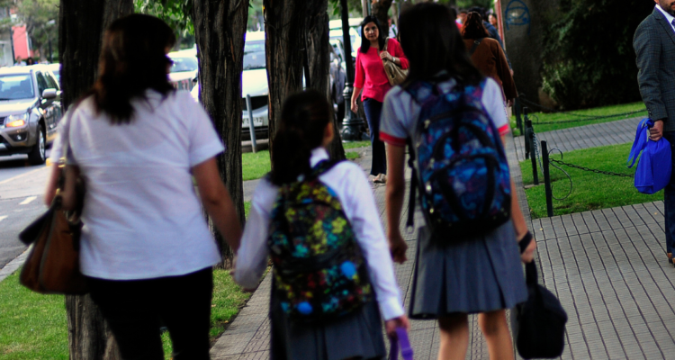 Familia camino al colegio