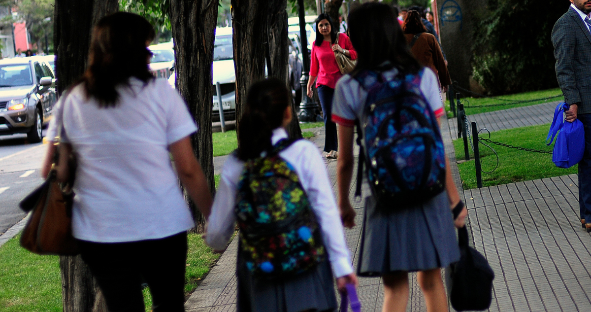 Familia camino al colegio