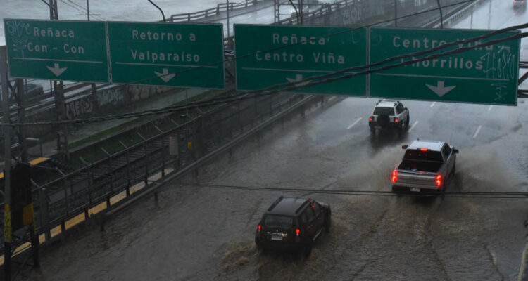 Declaran Alerta Roja para la región de Valparaíso ante estragos causados por sistema frontal
