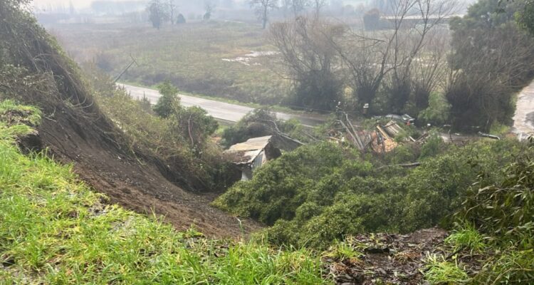 Una vivienda destruida tras derrumbe en sector Caipulli en Osorno