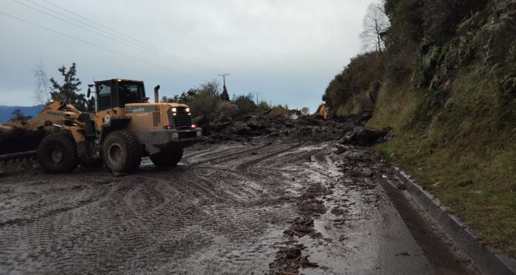 Obras de camino sin autorización provocó deslizamiento que bloqueó ruta entre Puerto Varas y Ensenada