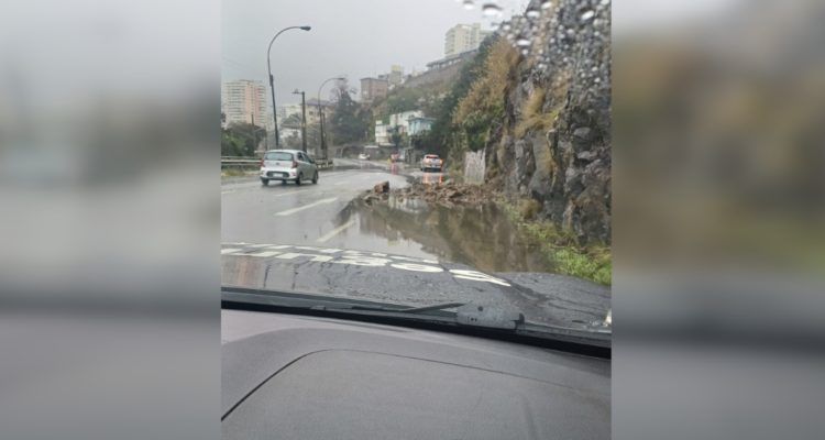 Reportan desprendimiento de rocas en avenida España en dirección a Viña del Mar