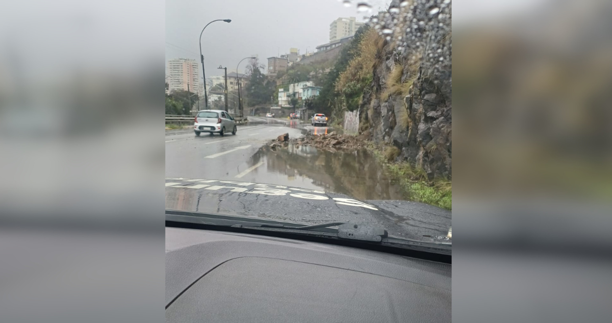 Reportan desprendimiento de rocas en avenida España en dirección a Viña del Mar