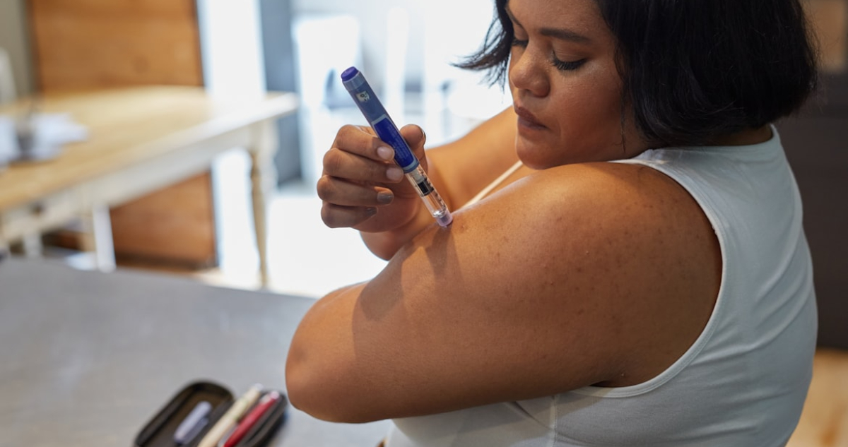 Foto de una persona inyectándose insulina para ilustrar nota sobre la diabetes tipo 2