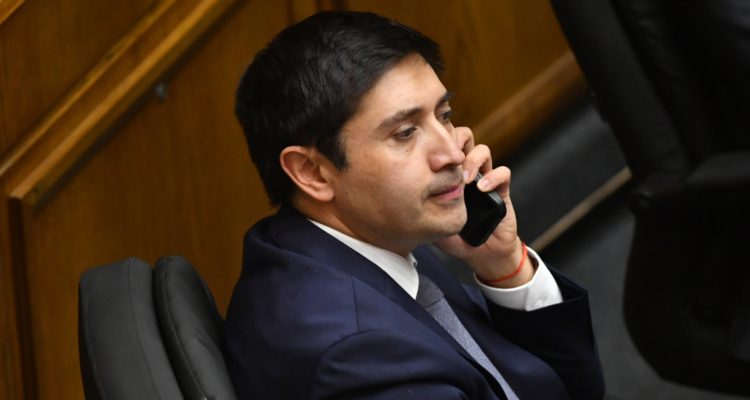 Calisto logra frenar audiencia de desafuero tras reapertura de investigación por fraude al fisco