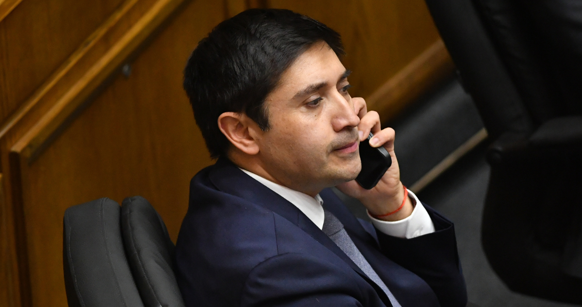 Calisto logra frenar audiencia de desafuero tras reapertura de investigación por fraude al fisco