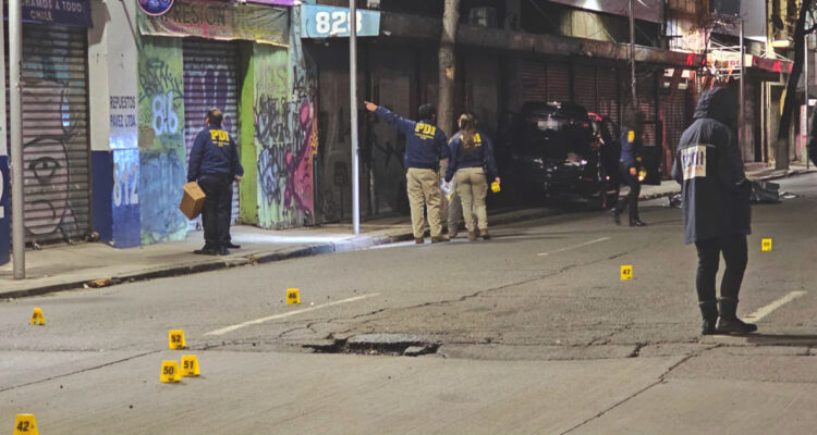 Doble homicidio en Av. 10 de Julio en Santiago: sujetos en moto dispararon ráfagas a ocupantes de auto