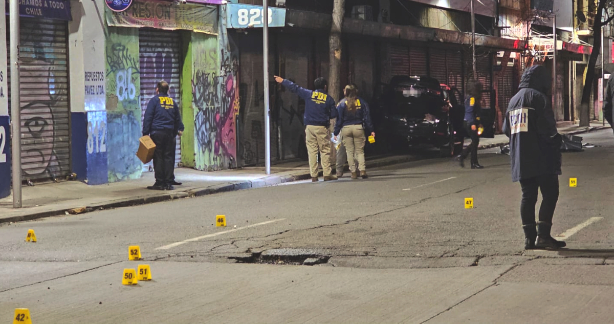 Doble homicidio en Av. 10 de Julio en Santiago: sujetos en moto dispararon ráfagas a ocupantes de auto