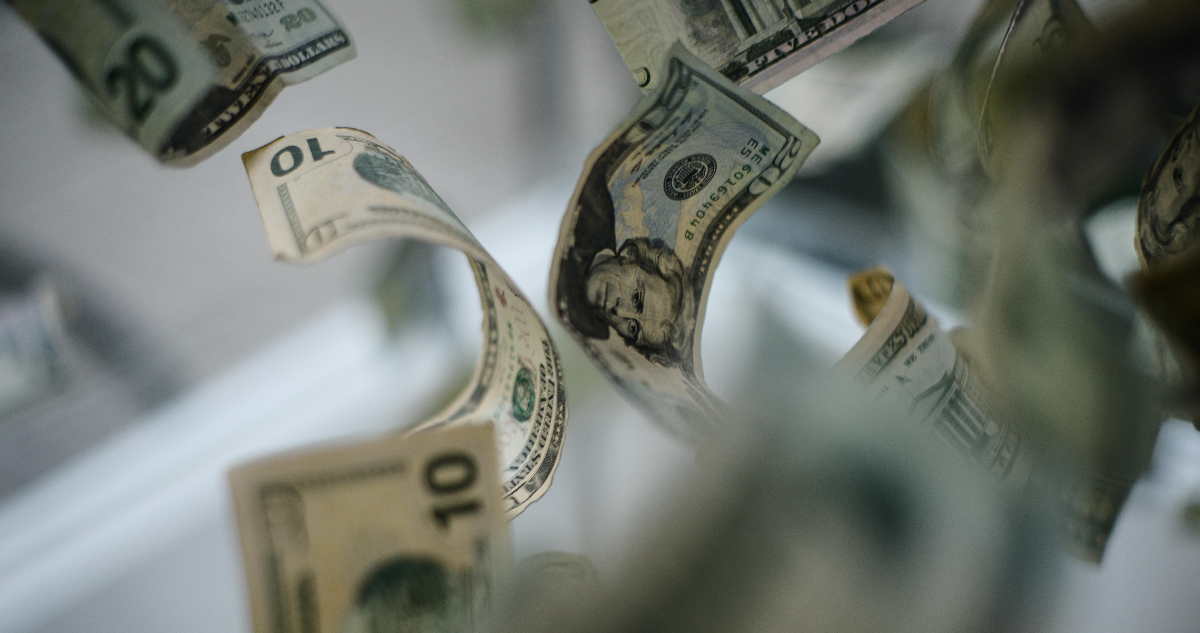 Dólar opera con fuerte presión al alza tras nueva caída de la actividad en Chile y ante factor externo