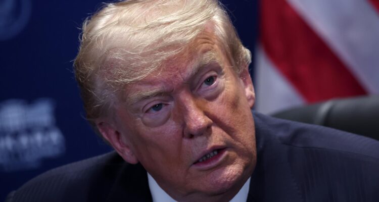 Trump advierte a Irán que será bombardeada "a niveles nunca antes vistos" si es que es asesinado