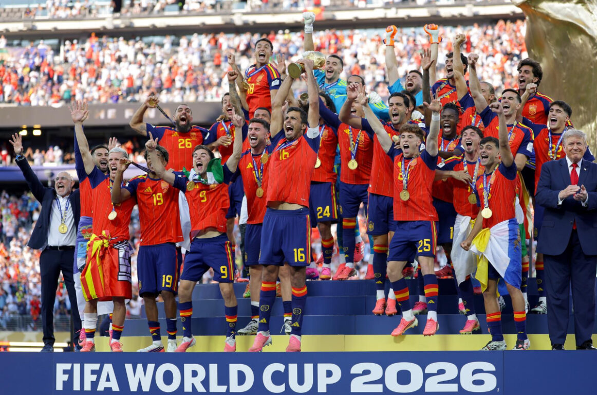 Donald Trump se "coló" en fotografía de España con la Copa del Mundo: se negó a abandonar escenario