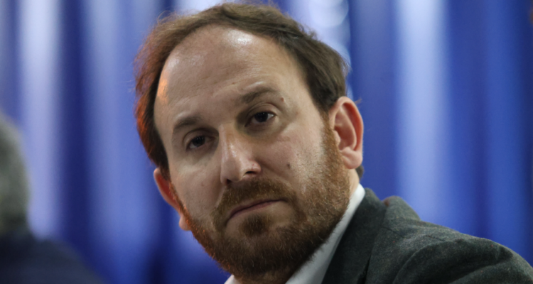 Contraloría pone freno a Luksic: alcalde de Huechuraba no podrá atribuirse obras municipales en redes