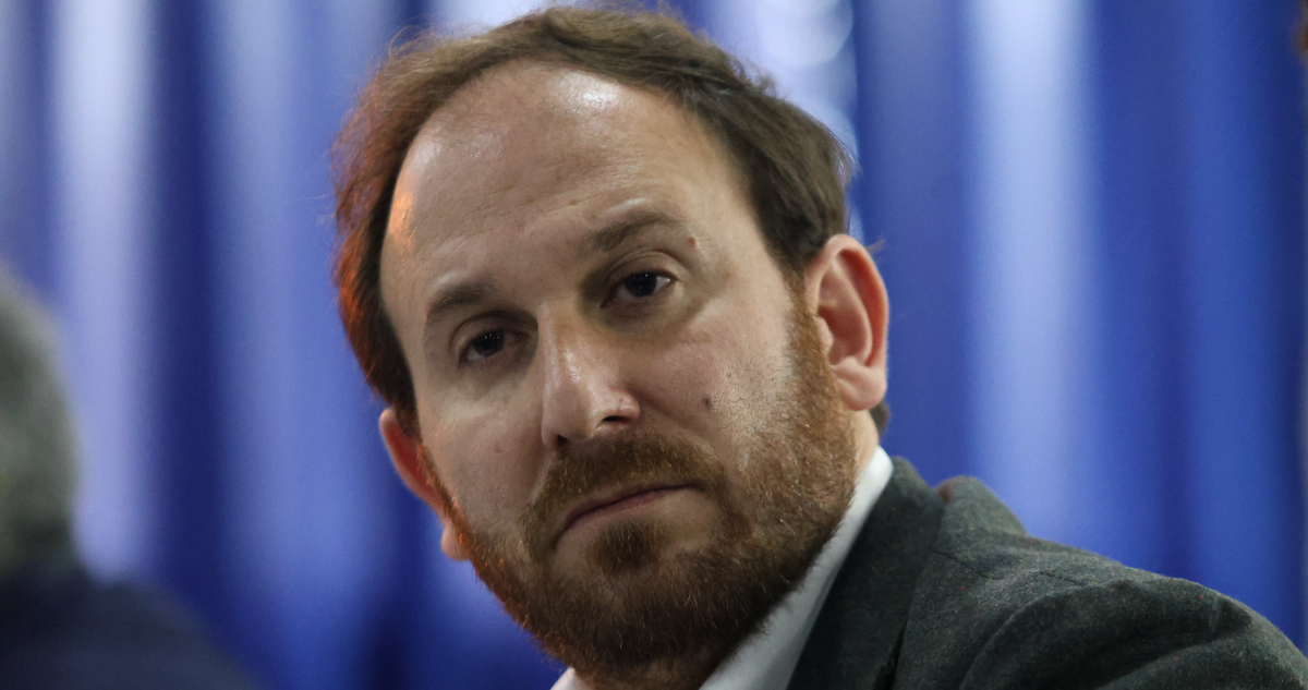 Contraloría pone freno a Luksic: alcalde de Huechuraba no podrá atribuirse obras municipales en redes
