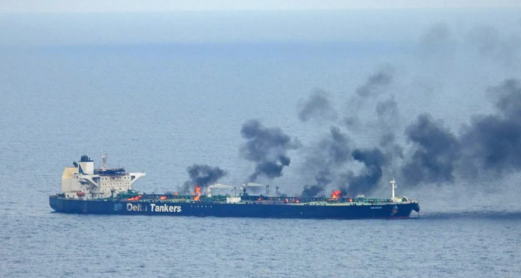 Hutíes aseguran que atacaron dos petroleros saudíes en el mar Rojo, vía relevante para petróleo global