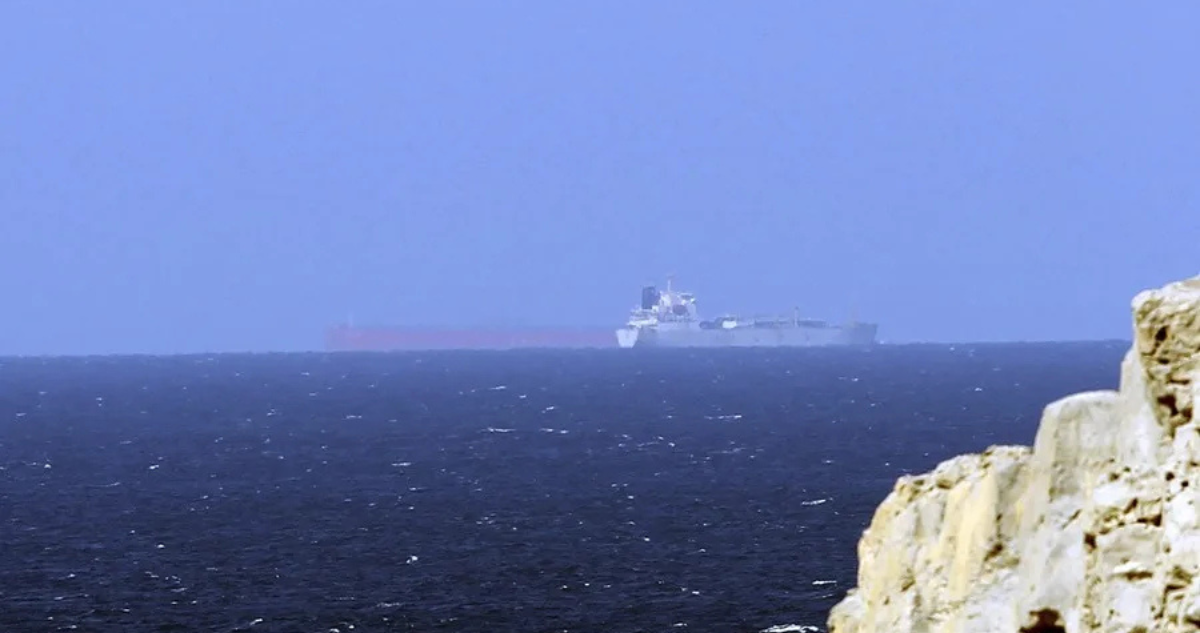 Irán asegura que dos petroleros explotaron en zona minada en Ormuz: EEUU lo niega
