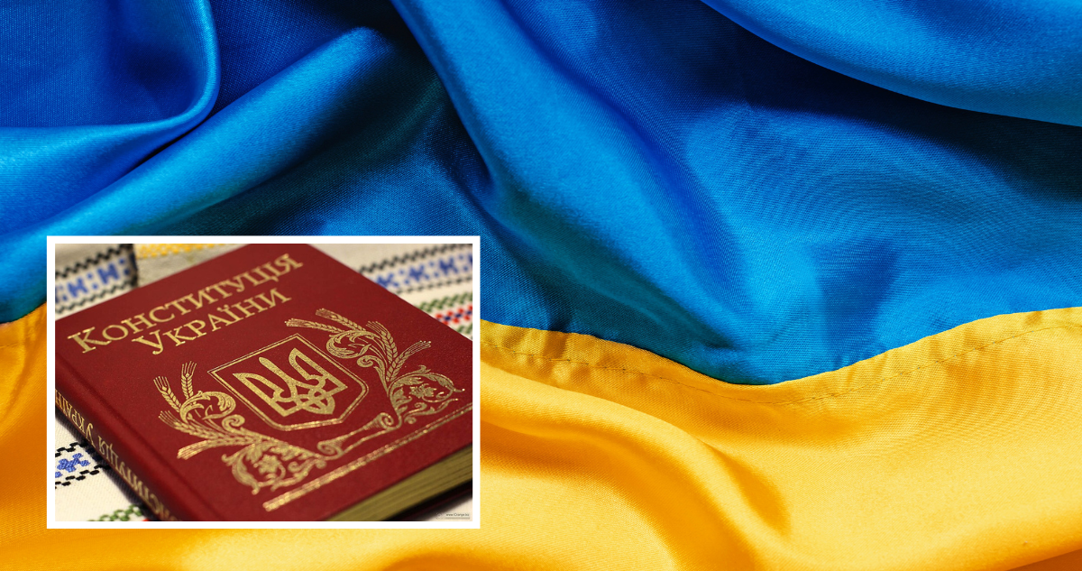 Bandera de Ucrania y foto de la Constitución de Ucrania