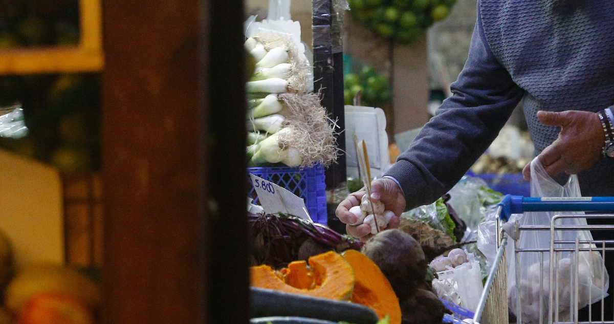 Persona comprando verduras.