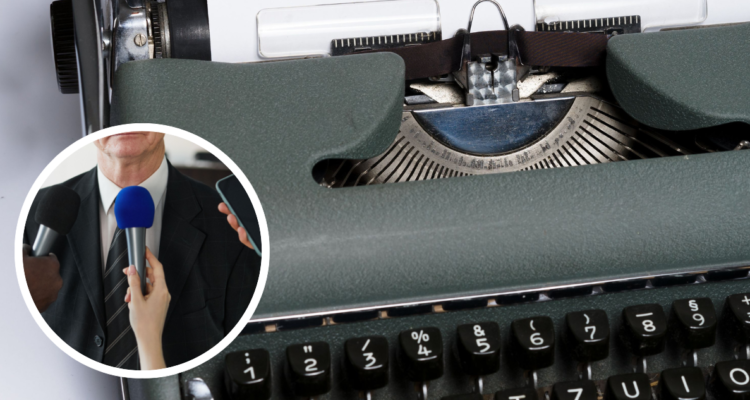 Máquina de escribir. Y periodistas sosteniendo micrófonos frente a entrevistado.