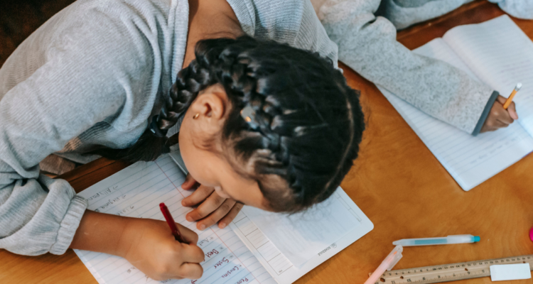 Niña estudiando