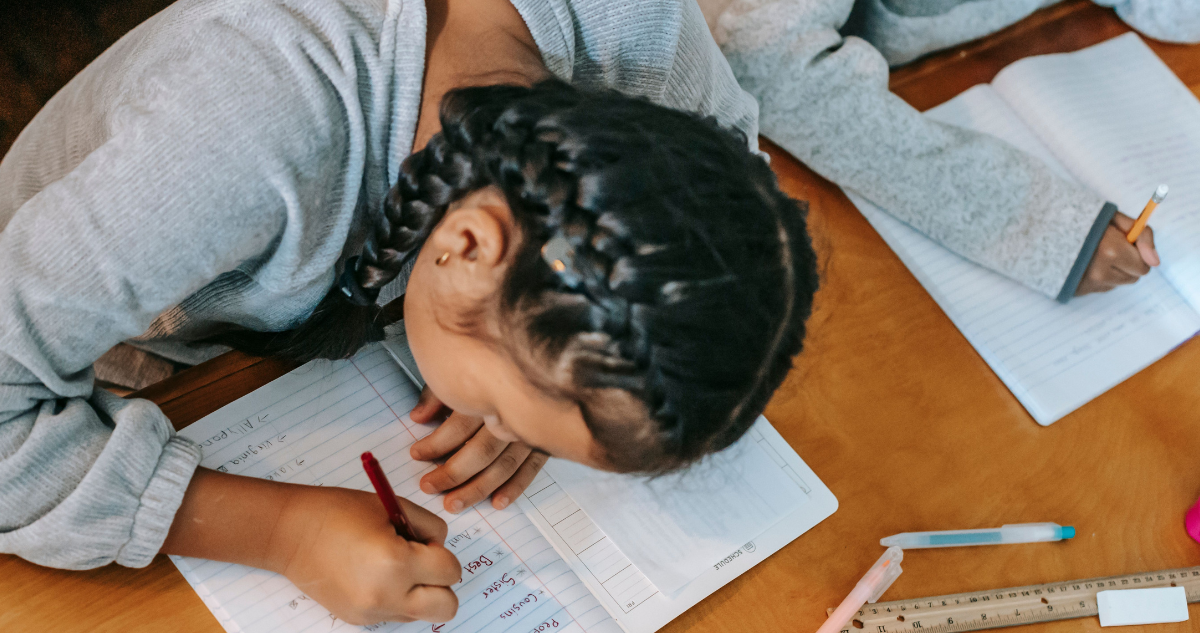 Niña estudiando