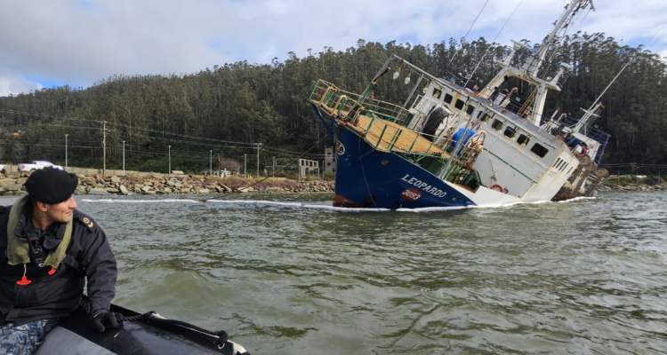 Armada confirmó derrame de hidrocarburos desde embarcación que está varada en Corral