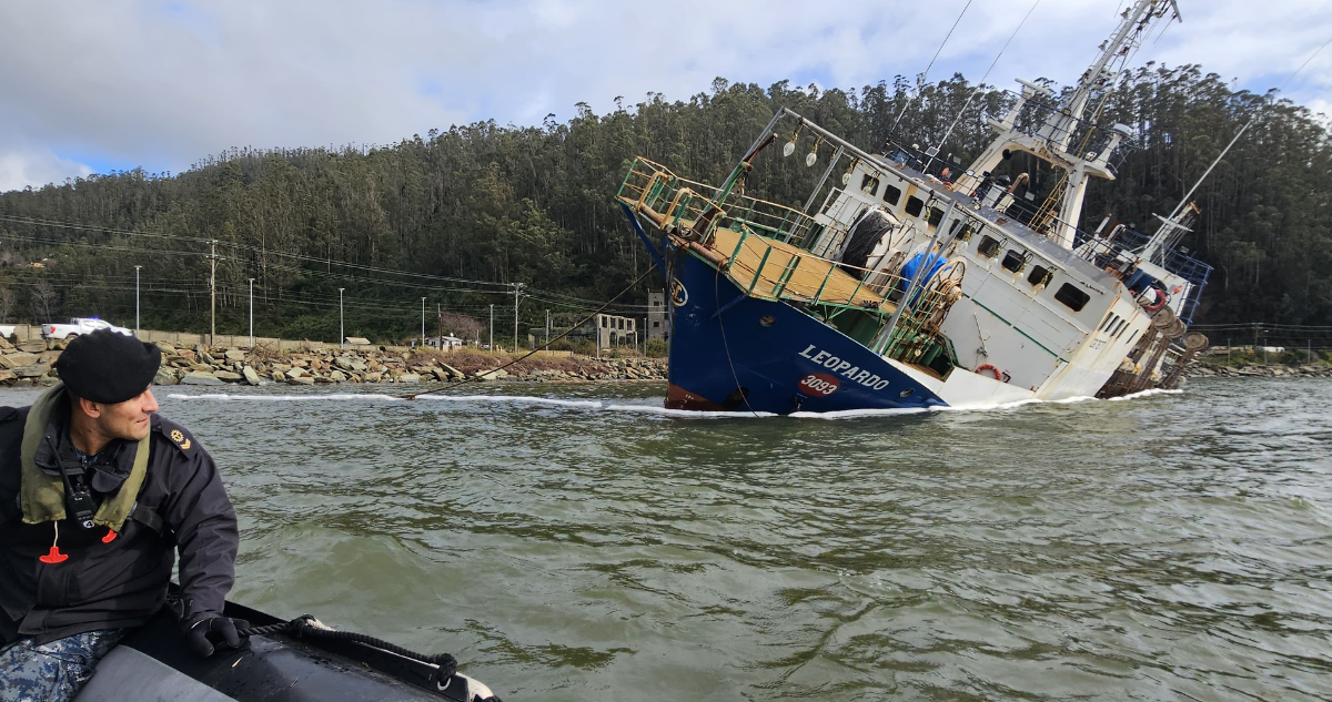 Armada confirmó derrame de hidrocarburos desde embarcación que está varada en Corral