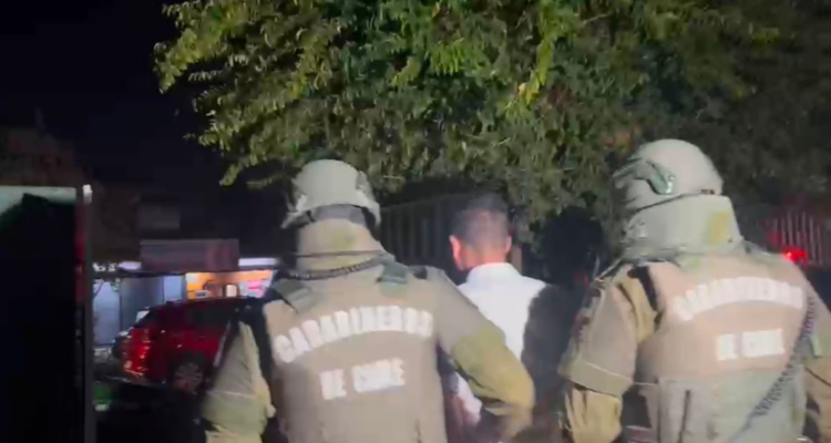 En plena vía pública: detienen a hombre que intentó apuñalar a mujer en Estación Central