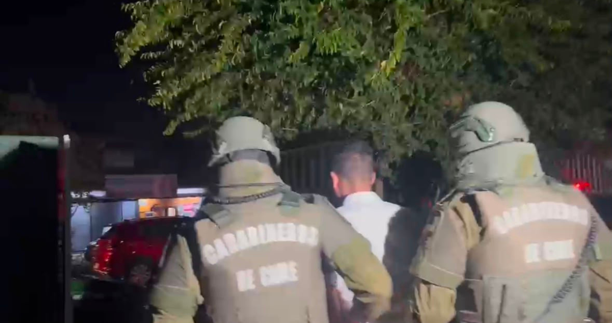 En plena vía pública: detienen a hombre que intentó apuñalar a mujer en Estación Central